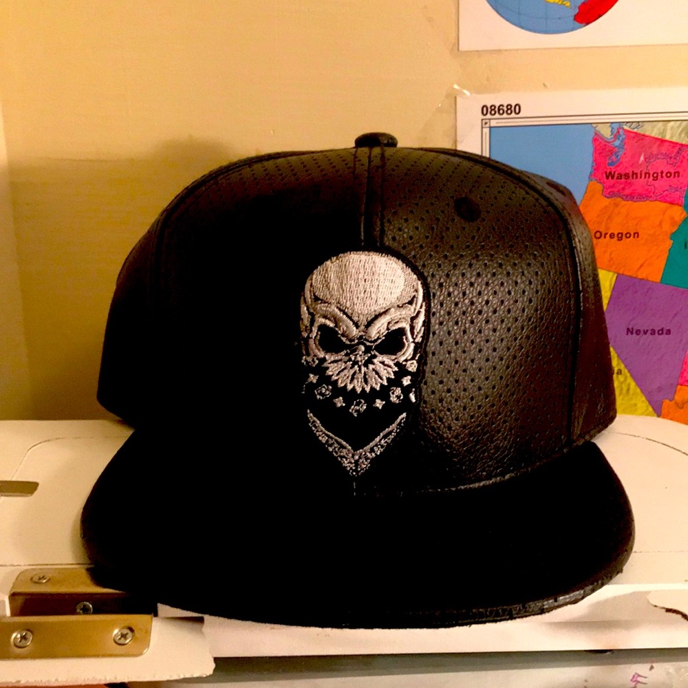 Black leather hat with scull